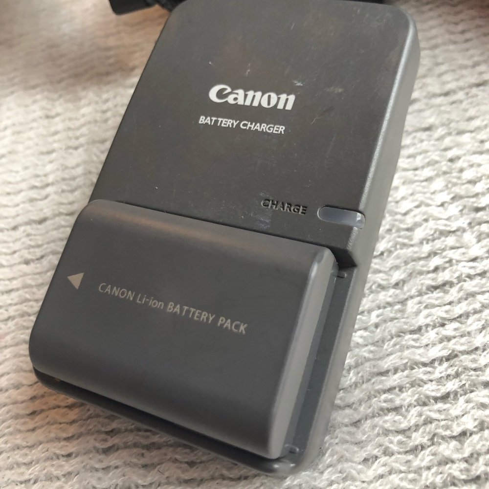 Canon Black Camera with Lens - Picture 2 of 8